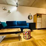 Mango W/patio & Parking Apartment